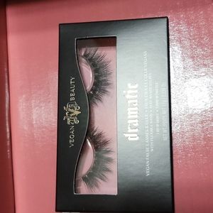 KAT VON D DRAMATIC EYELASHES